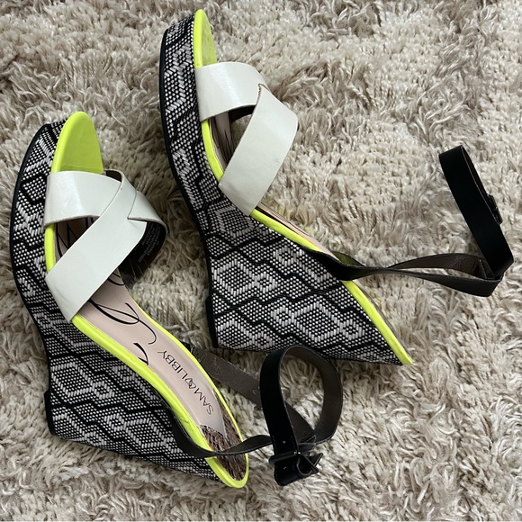 Size 11, wedge sandals with ankle strap, lime green/cream/black - Picture 7 of 7